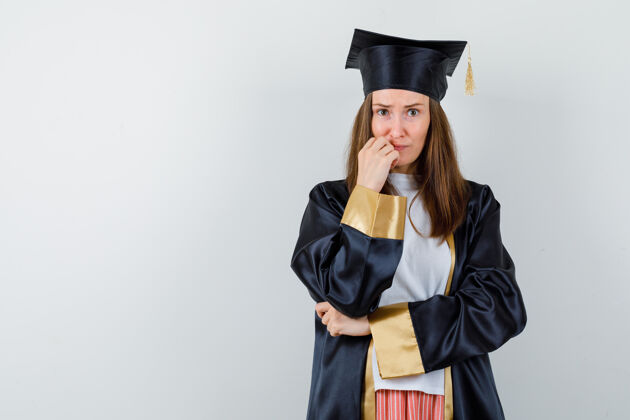 学校毕业的女人穿着休闲服 手放在下巴上 穿着制服 神情焦急 眼前一亮毕业典礼人微笑