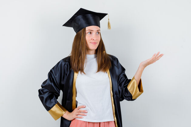 硕士女毕业生穿着制服 休闲服 表情专注 展现欢迎姿态正面视图欢呼长袍成功