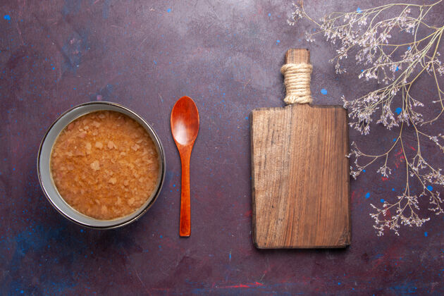 法庭顶视图褐色的汤在盘子里深色的表面上汤菜饭食物菜油颜色香料槌