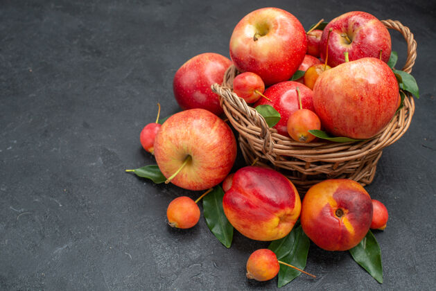 收获侧视图水果木制篮子 里面有水果和带叶子的浆果叶子浆果橙子