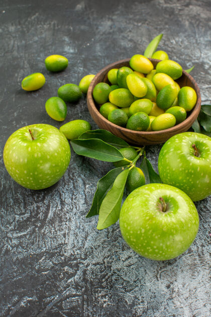 苹果侧面特写查看苹果与树叶柑橘类水果在碗里叶子柑橘食物