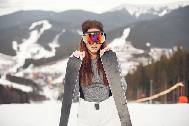 肖像年轻活跃的黑发滑雪雪山上的女人风景白色冬天