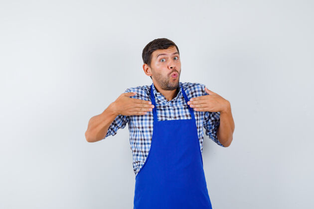制服穿着蓝色围裙和衬衫的年轻男厨师帅哥年轻男士