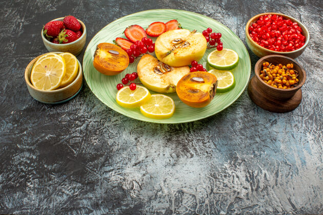 前面前视新鲜水果 木瓜 柠檬和其他水果 上桌水果新鲜多木瓜盘子早餐