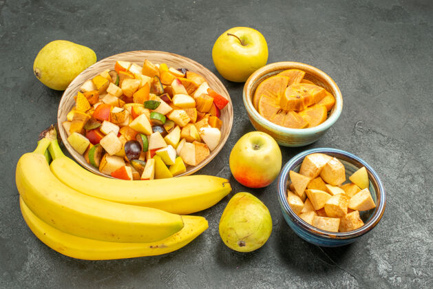 可食用水果前视图水果沙拉与新鲜水果上的灰色桌树新鲜水果盘子水果沙拉蔬菜