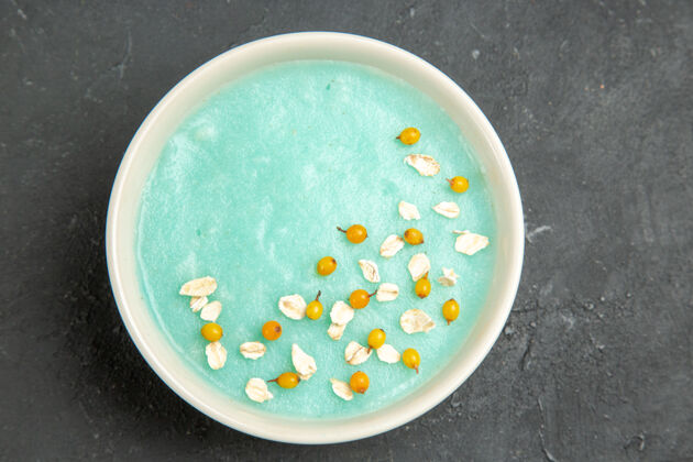 汤顶视图蓝色冰甜点在一个黑暗的表奶油冰淇淋颜色盘子里陶器餐盘容器