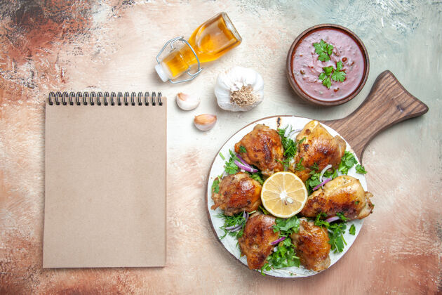 盘子鸡肉酱的俯视图鸡肉与香草上的薰衣草油大蒜奶油笔记本香草美味午餐