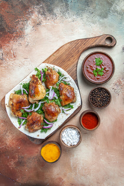 食物鸡肉酱俯视图五颜六色的香料鸡肉和香草在板上顶部餐午餐