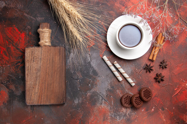 茶杯顶视图一杯茶和巧克力饼干在黑暗的地板上茶饼干饼干木材饼干茶叶