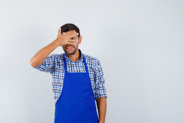 厨师穿着蓝色围裙和衬衫的年轻男厨师男士衬衫成人