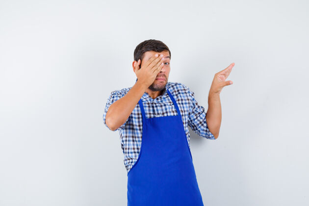 成人穿着蓝色围裙和衬衫的年轻男厨师围裙烹饪男士