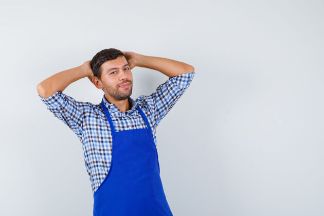 衬衫穿着蓝色围裙和衬衫的年轻男厨师男士厨师围裙