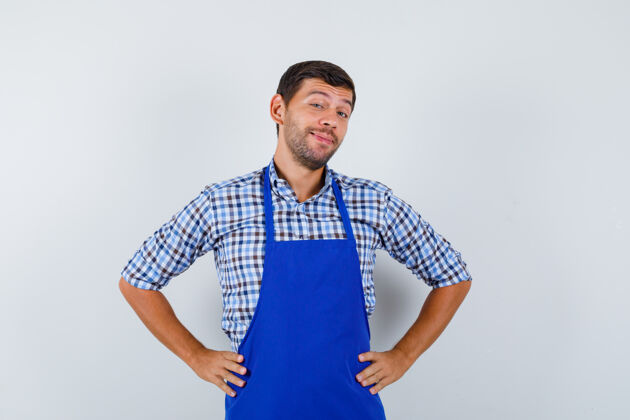 男士穿着蓝色围裙和衬衫的年轻男厨师男士厨师成人
