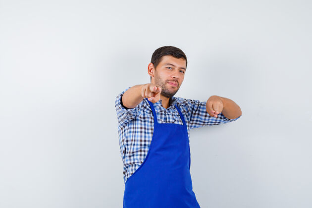 男士穿着蓝色围裙和衬衫的年轻男厨师帅哥成人年轻