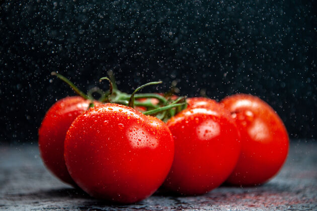 新鲜前视图新鲜的红色西红柿在黑暗的背景下深色食物一餐