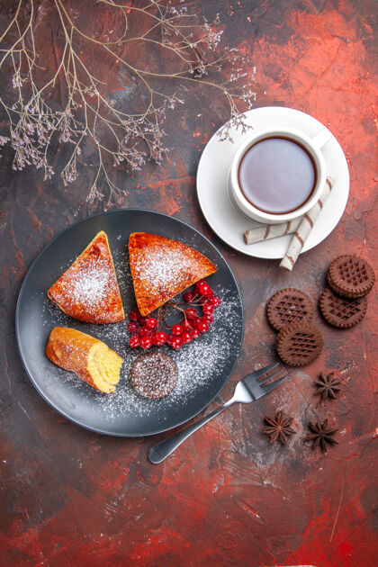 蛋糕顶视图美味的切片馅饼与红色浆果在黑暗的地板蛋糕甜馅饼茶盘子茶碗
