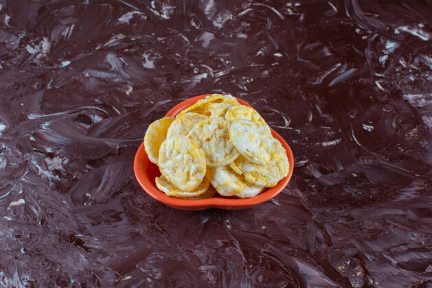 牙粉一碗美味的奶酪片放在大理石表面美味快餐垃圾