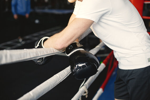 运动运动型男子拳击拳击手在拳击场上的照片力量和动力男孩力量锻炼
