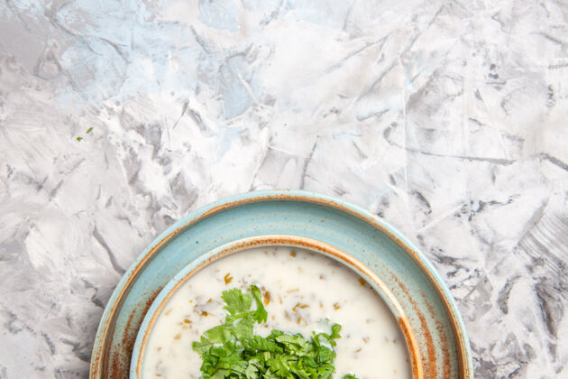 餐俯瞰美味的dovga酸奶汤和绿色的白色餐桌牛奶餐碟午餐盘子牛奶
