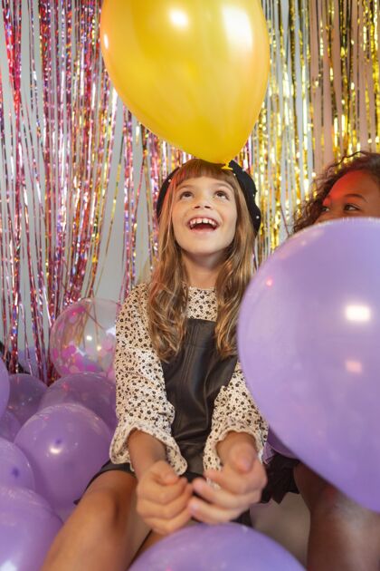 年轻人在派对上画一个拿着气球的年轻女孩漂亮节日派对