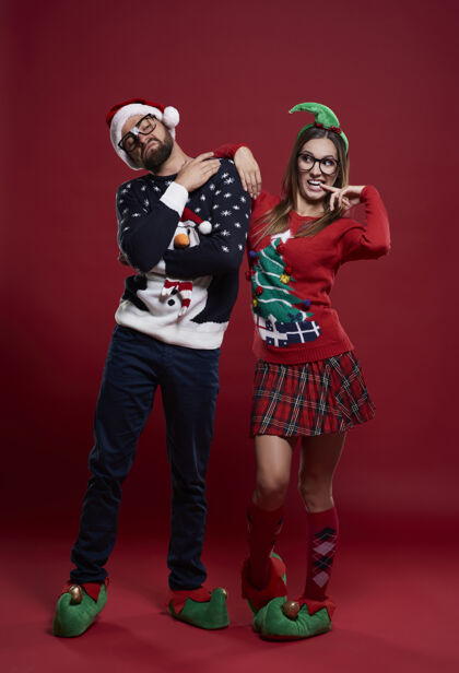 圣诞毛衣有趣的情侣在圣诞节的时候被隔离女人开衫男人