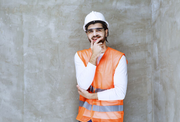 误导戴着白色头盔和护目镜的工程师看上去既困惑又体贴忘记工人梦想