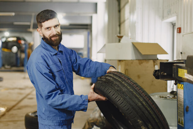 轮胎在车库里检查汽车的可用性 工具升起人技师工具