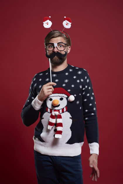 怪人戴着小胡子面具 穿着圣诞服装的滑稽男人眼镜圣诞老人男人