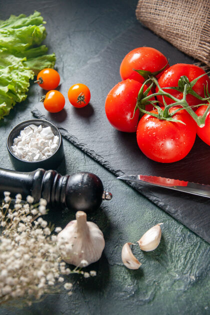 沙拉前视图新鲜的红色西红柿在黑暗的背景下食物新鲜一餐