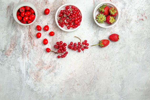 棉花白色桌面上的红色水果和浆果新鲜的红色水果浆果健康红色水果浆果