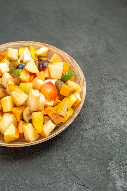 美味水果沙拉前视美味水果沙拉由新鲜水果组成 灰色餐桌上水果很多新鲜食用水果膳食饮食