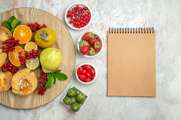 水果顶视图水果组成不同的水果在白色的桌子上蔬菜托盘食品