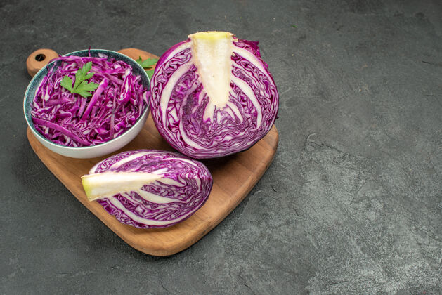 蔬菜前视图新鲜的红色卷心菜切片蔬菜在黑暗的桌子上成熟的健康沙拉饮食健康成熟切片