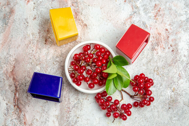 饮食顶视图红色小红莓新鲜水果放在白色桌子上新鲜的小红莓红色水果成熟新鲜浆果
