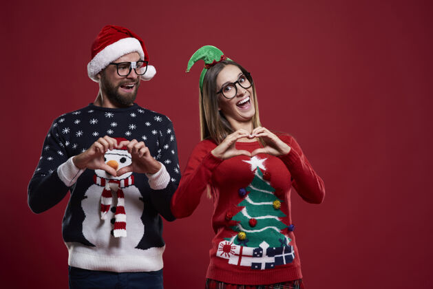 情侣两个书呆子做的心形符号复制空间标志圣诞节