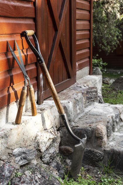 园艺房子旁边的园丁工具园艺工具特写铲子