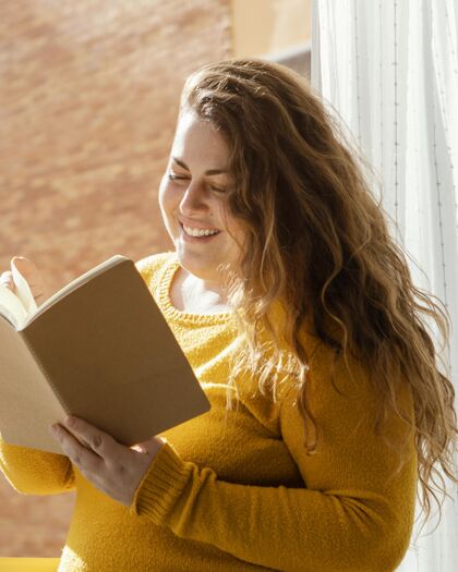 阅读女人在家看书女人活动隔离
