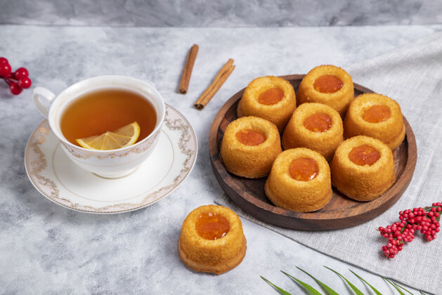 烘焙木制盘子里装满了自制的杏果酱指纹饼干高质量的照片短面包蛋糕小吃