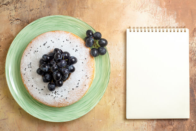 蓝莓从远处俯瞰一个蛋糕一个开胃的葡萄蛋糕白色笔记本食品笔记本灌木