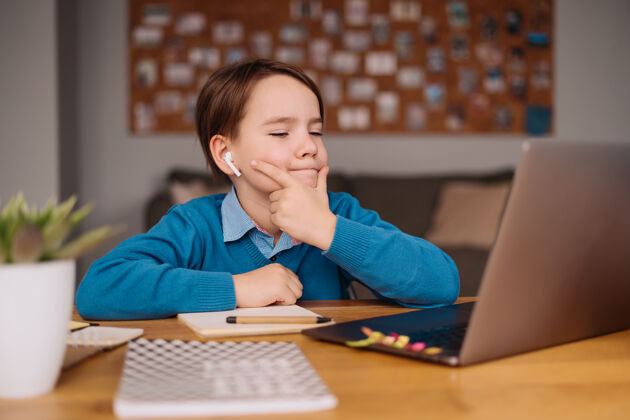笔记本电脑一个未成年男孩用笔记本电脑在线上课小学生教育科目