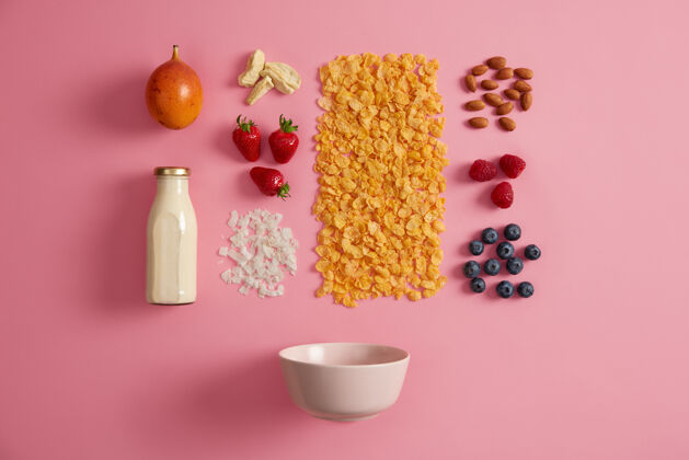蓝莓健康的早餐营养丰富的谷类食品 鲜奶 浆果 奇异的水果和干果 用于制作膳食粥有机美味的配料含有许多必需的营养成分干的谷类水果