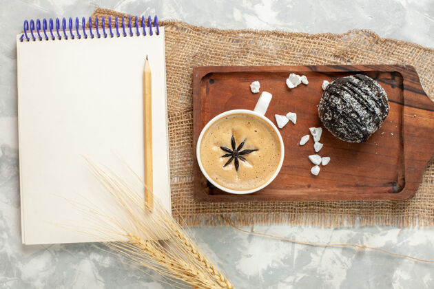 指南针俯瞰一杯咖啡浓咖啡 白色桌面上有巧克力蛋糕巧克力蛋糕饼干甜甜的时钟桌子咖啡
