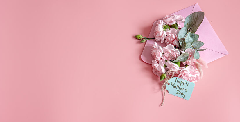 组成用鲜花和题词“母亲节快乐”平躺在信封上的喜庆作文愿望礼物平面图