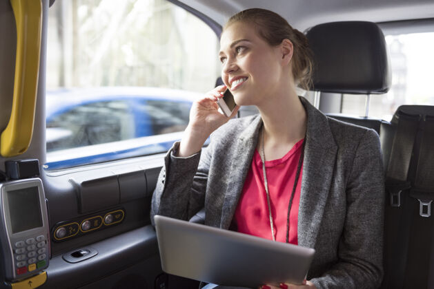 工作女商人一边工作一边开出租车无线互联网女性城市