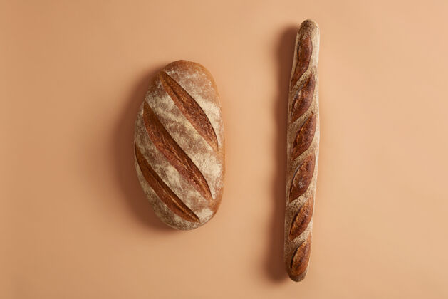 脆由有机面粉制成的面包和法式面包 以发酵粉为基础传统的法国面包房顶视图无麸质的新鲜自制面包房产品种类繁多 食物种类繁多美食食品杂货糕点
