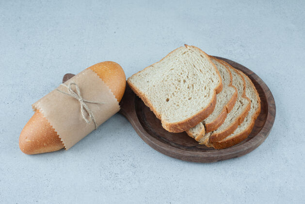 黑麦面包卷和面包片放在木盘上分类混凝土健康