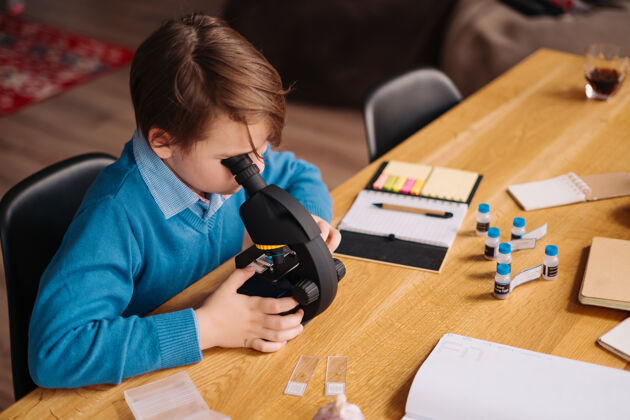 科学一年级男生在家用显微镜学习课毛衣经验