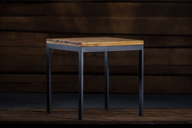 桌子木匠作坊里有金属腿的木制咖啡桌钢旧的地板