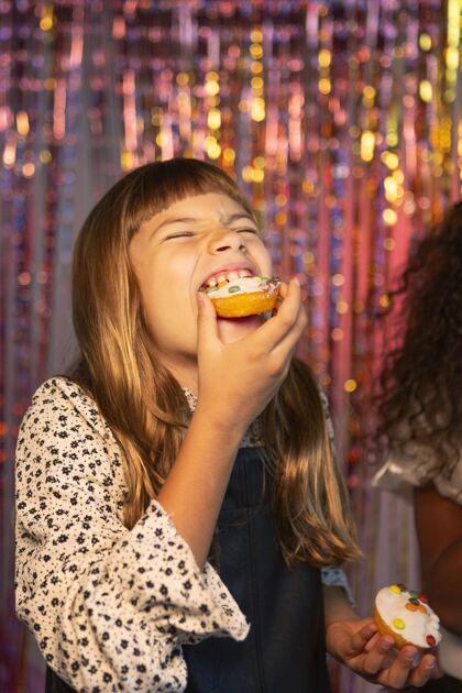 肖像快乐的年轻漂亮女孩在节日聚会上吃纸杯蛋糕模特年轻漂亮