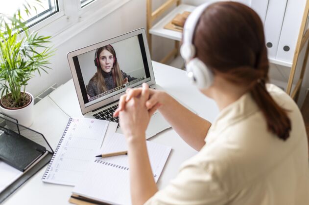 笔记本工作中的肖像女性在笔记本电脑上进行视频通话女士设备模型